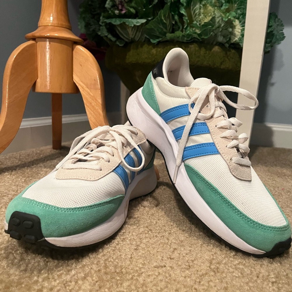 Adidas 8 1/2 tennis shoe